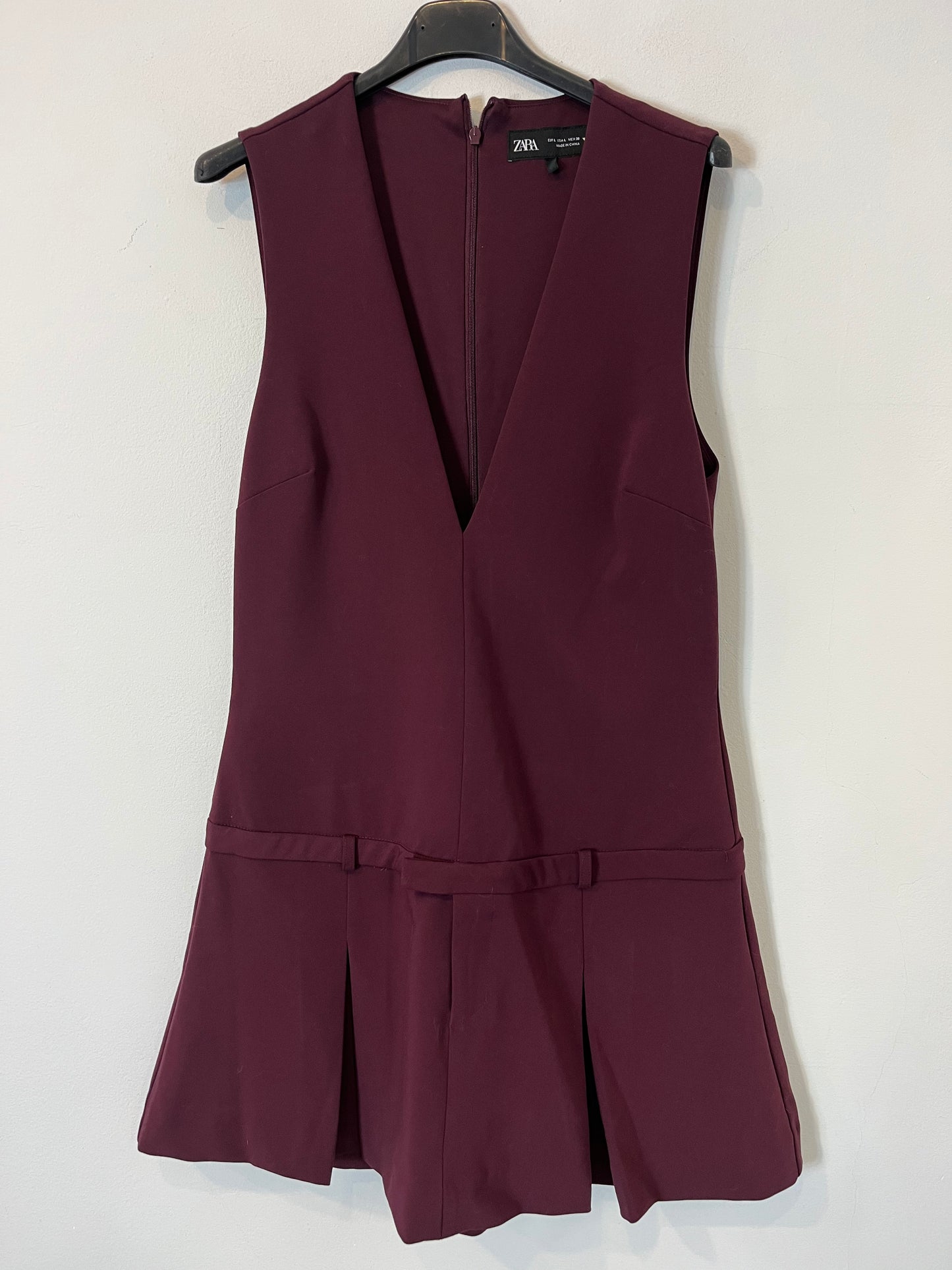 ZARA. Vestido burdeos tablas. T L