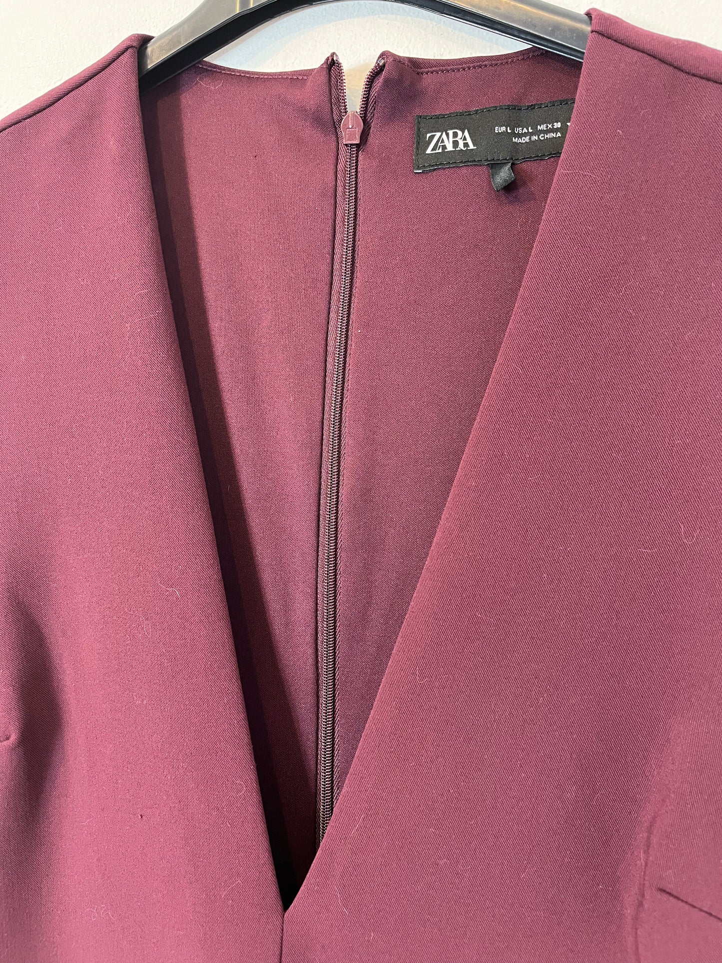 ZARA. Vestido burdeos tablas. T L