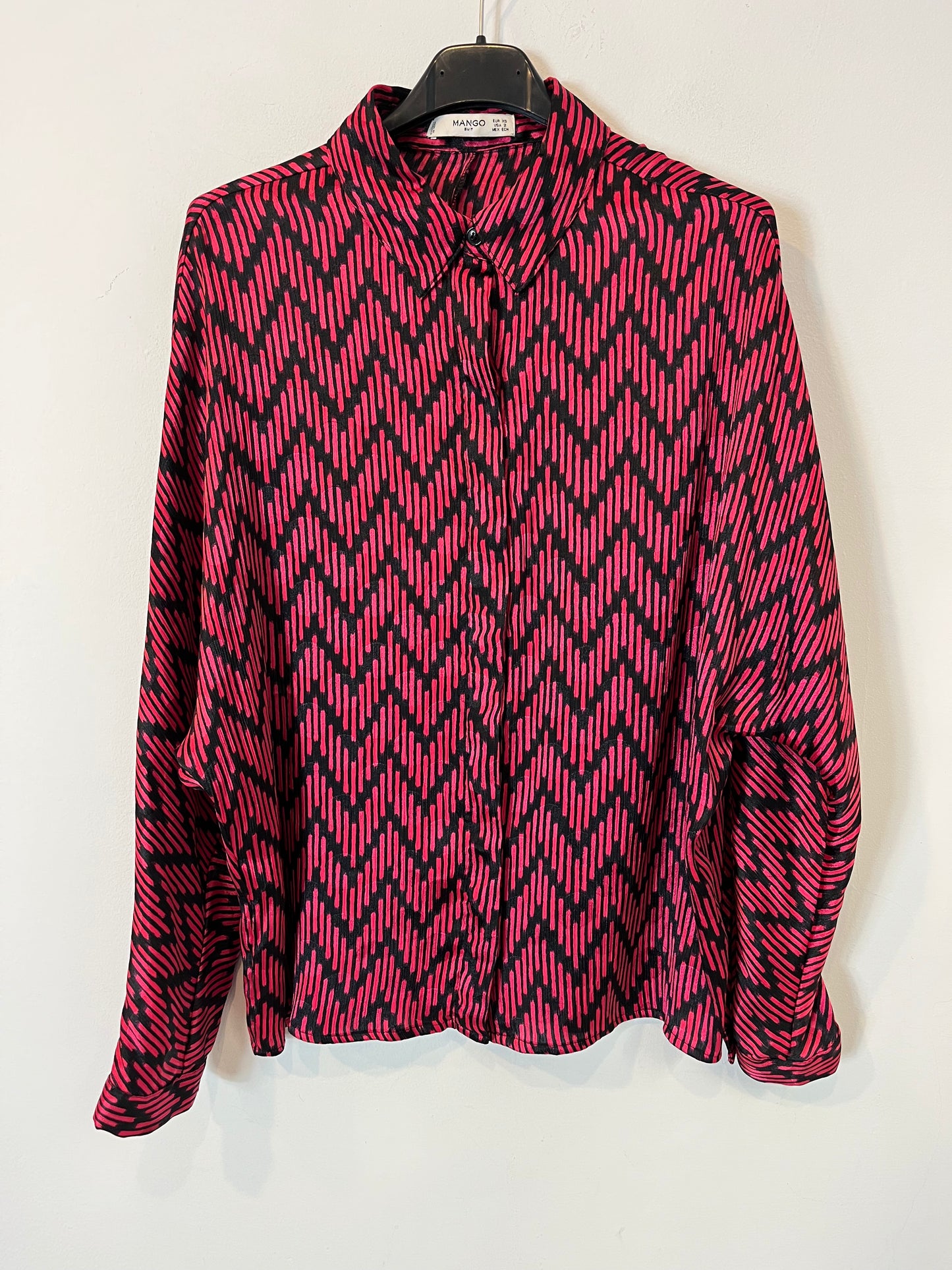 MANGO. Blusa estampado retro rosa y negro. T XS