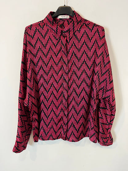 MANGO. Blusa estampado retro rosa y negro. T XS