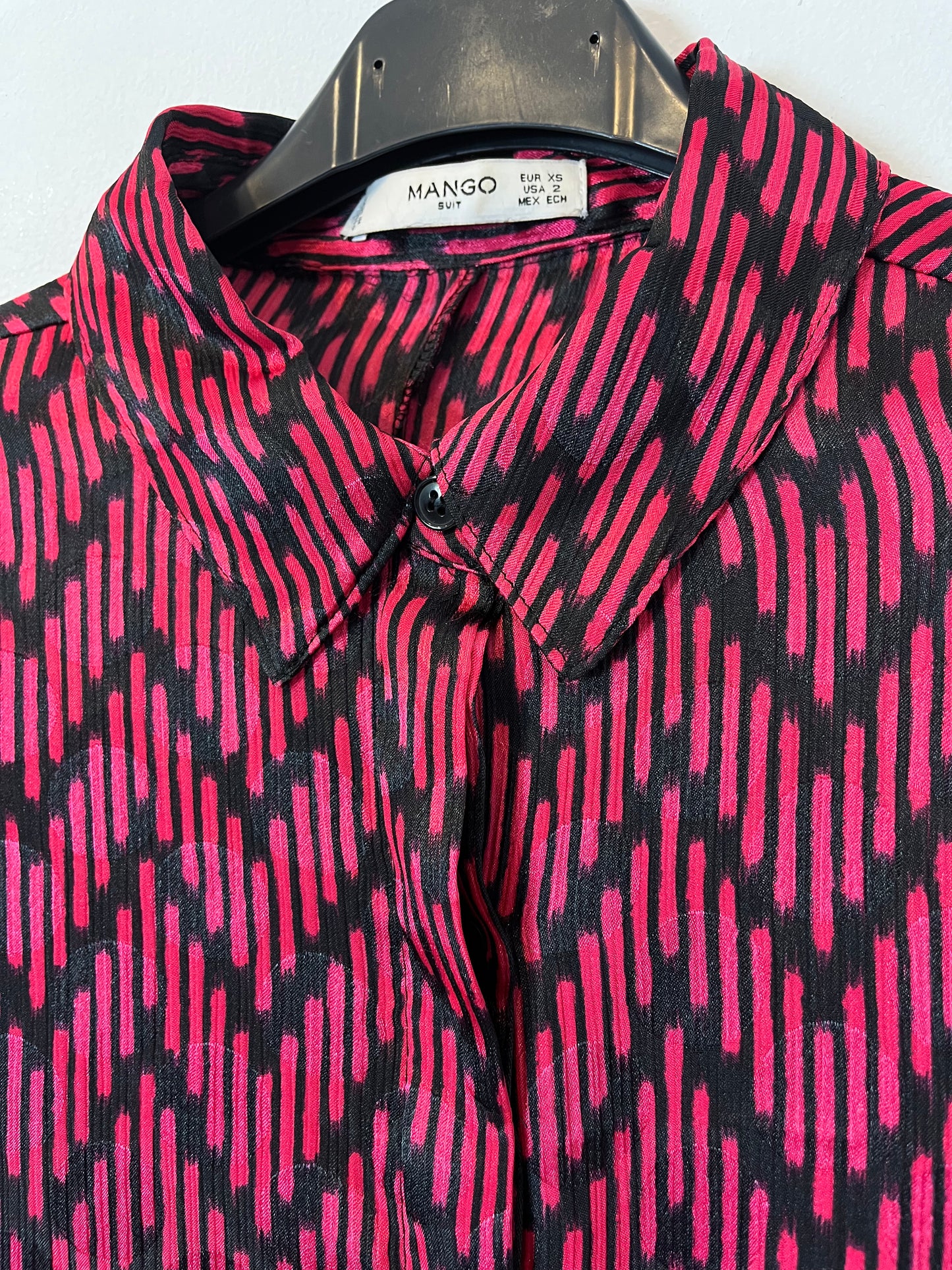 MANGO. Blusa estampado retro rosa y negro. T XS
