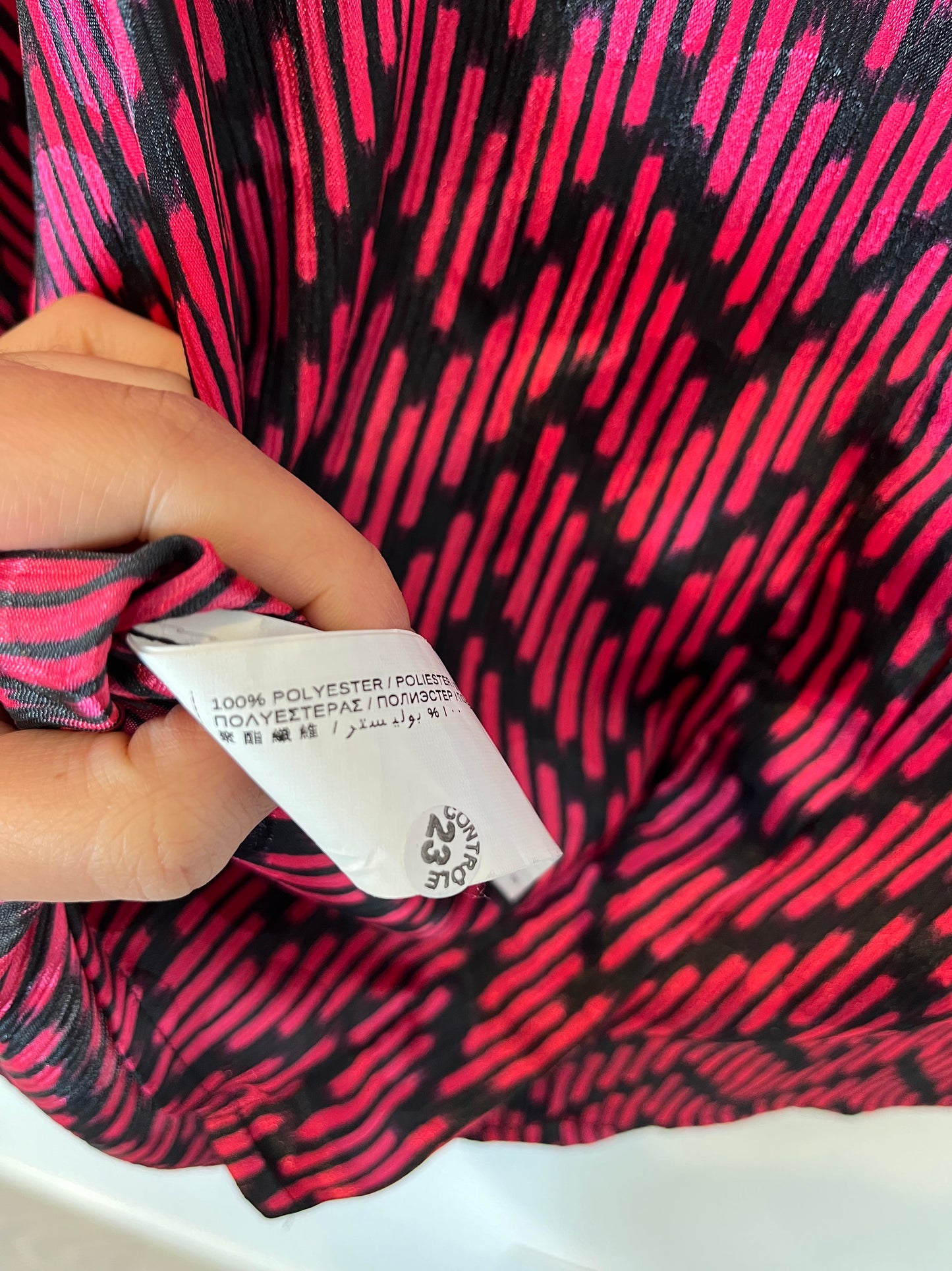 MANGO. Blusa estampado retro rosa y negro. T XS