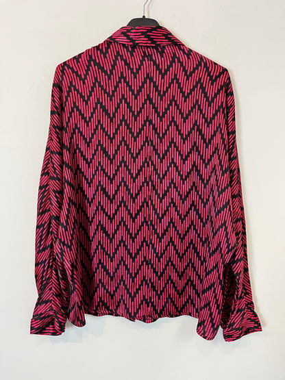 MANGO. Blusa estampado retro rosa y negro. T XS