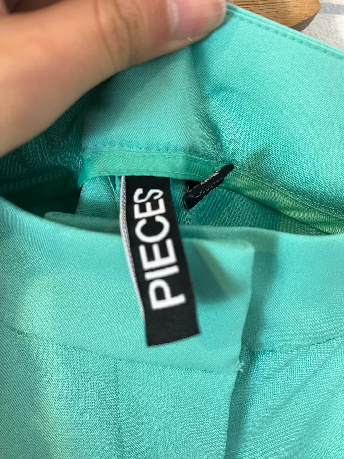 PIECES. Pantalón verde agua. T M