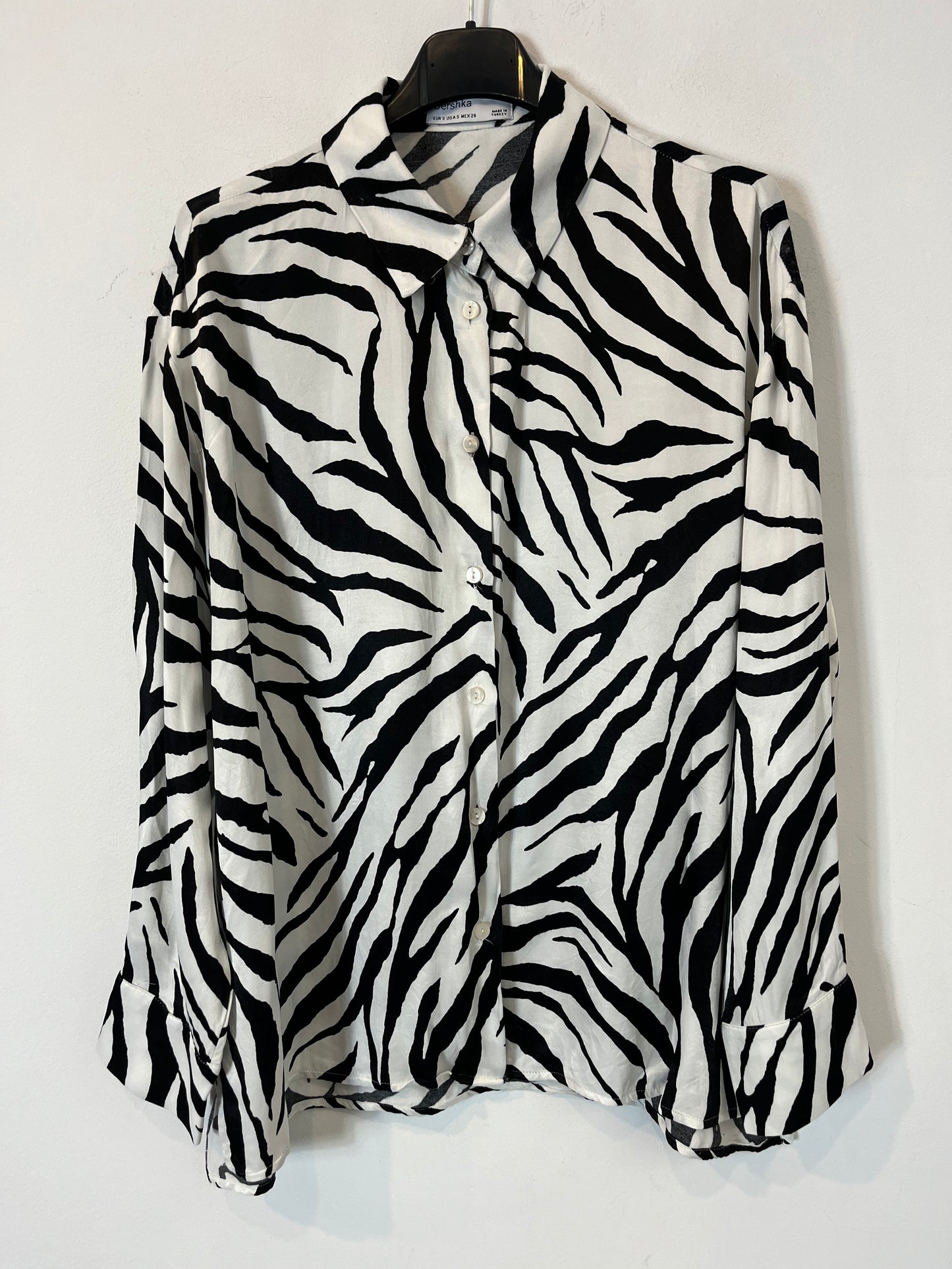 BERSHKA. Blusa satinada blanca y negra. T S