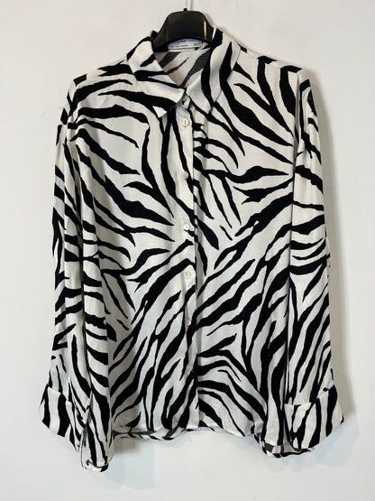 BERSHKA. Blusa satinada blanca y negra. T S