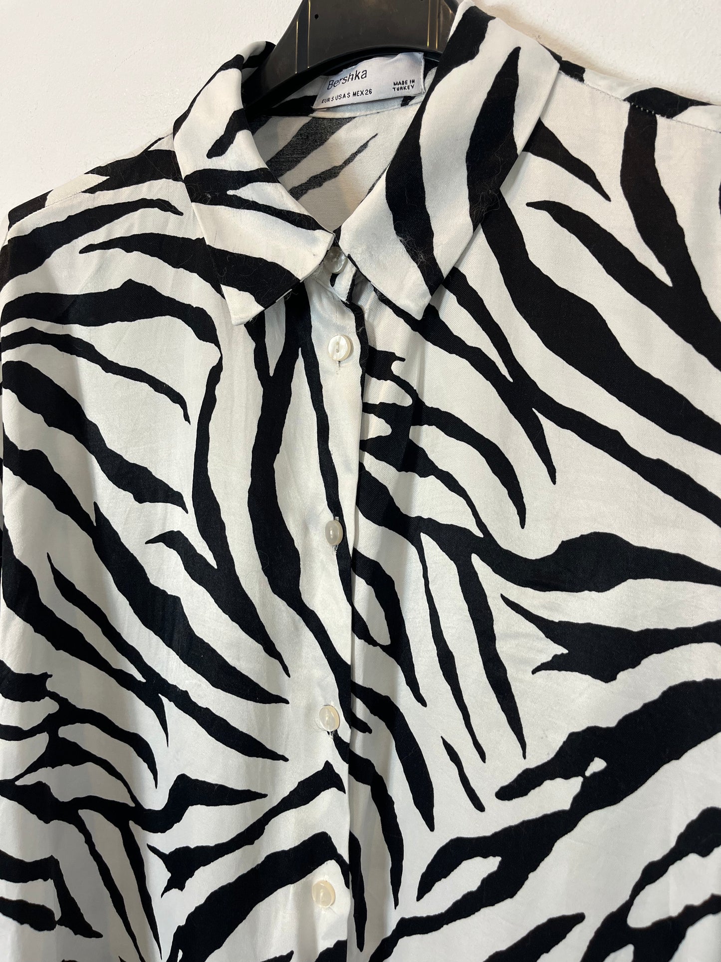 BERSHKA. Blusa satinada blanca y negra. T S