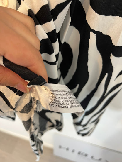 BERSHKA. Blusa satinada blanca y negra. T S