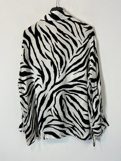 BERSHKA. Blusa satinada blanca y negra. T S