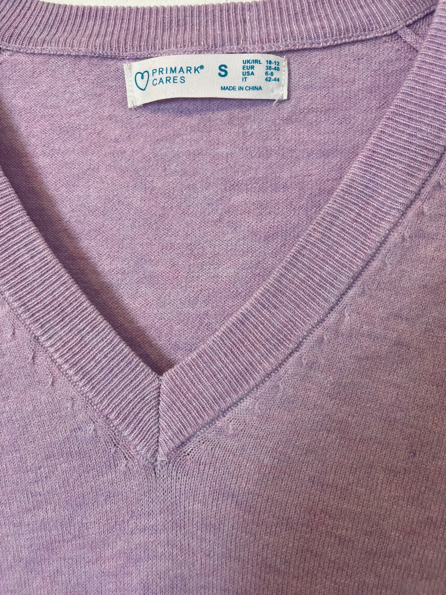 PRIMARK. Jersey malva cuello pico. T S