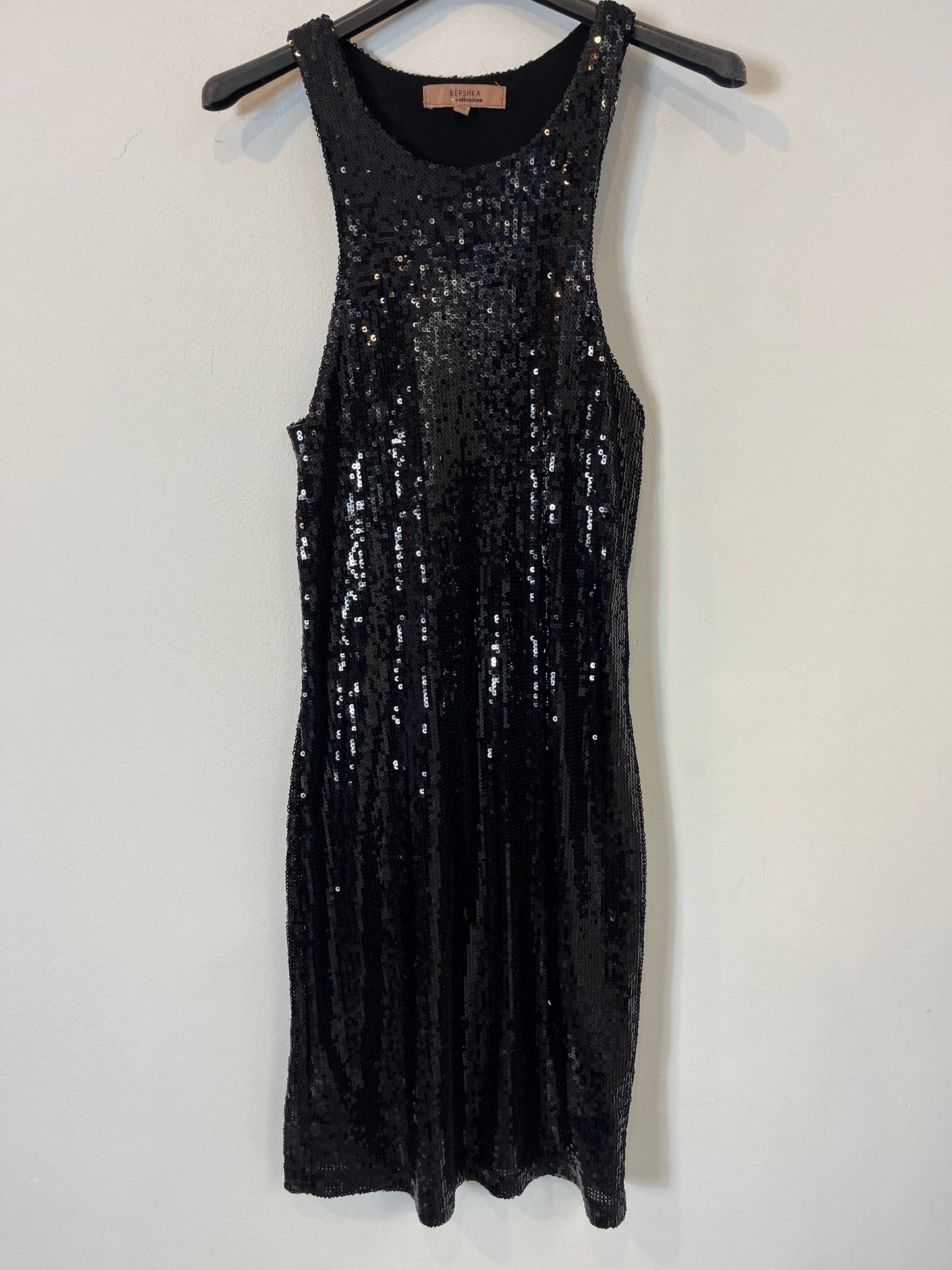 BERSHKA. Vestido corto lentejuelas cuello halter. T M