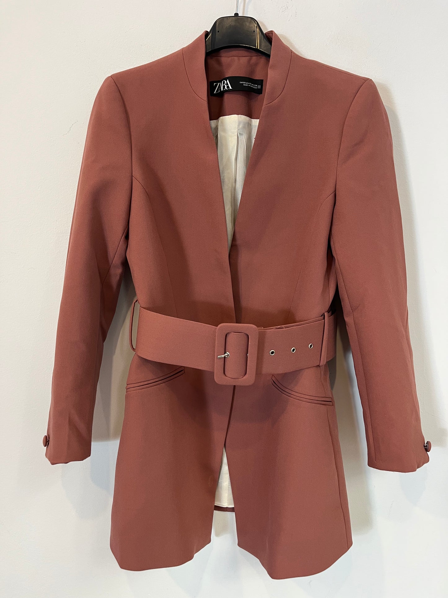 ZARA. Blazer rosa oscuro con cinturón. T XS