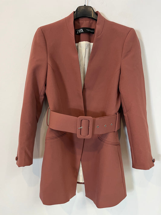 ZARA. Blazer rosa oscuro con cinturón. T XS