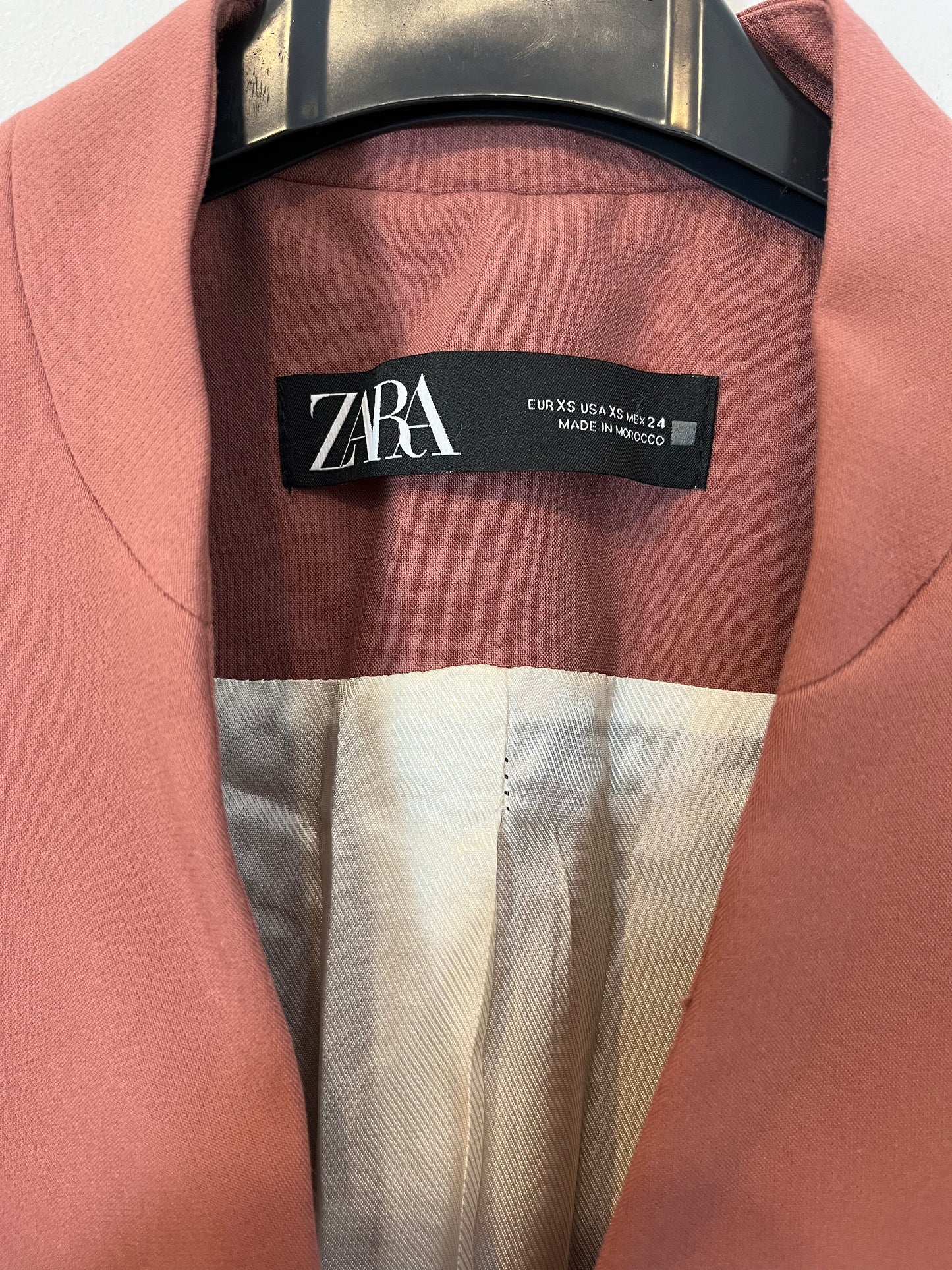 ZARA. Blazer rosa oscuro con cinturón. T XS