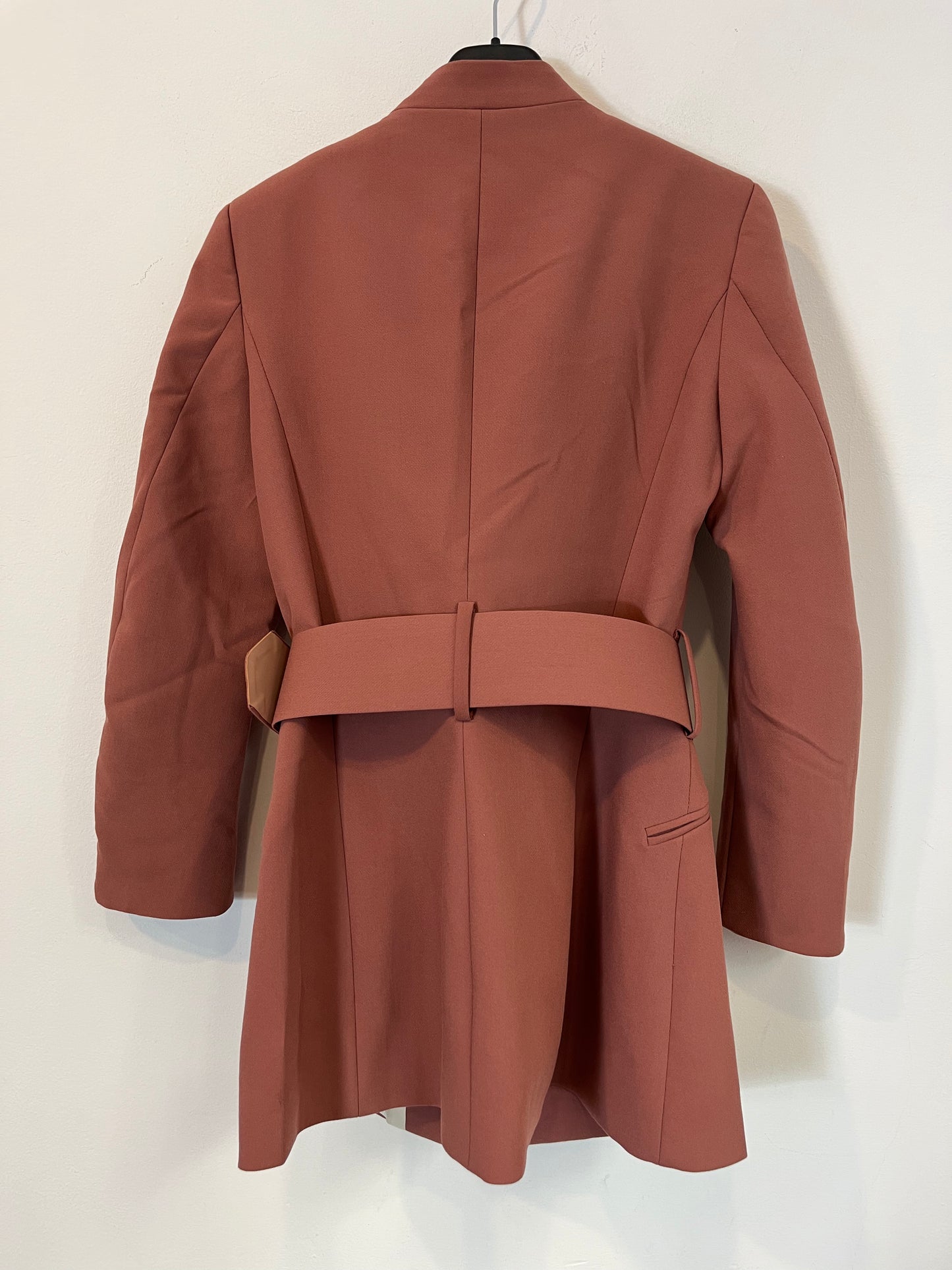 ZARA. Blazer rosa oscuro con cinturón. T XS