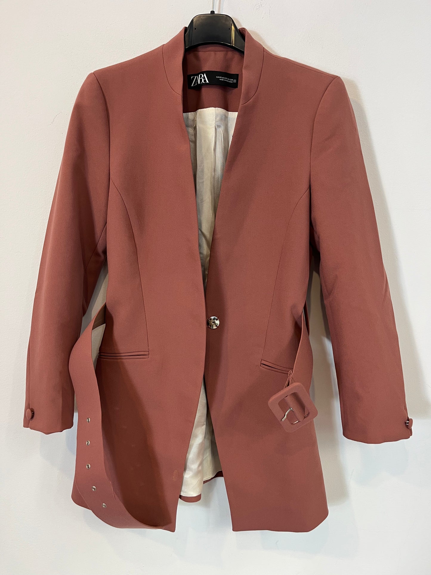 ZARA. Blazer rosa oscuro con cinturón. T XS