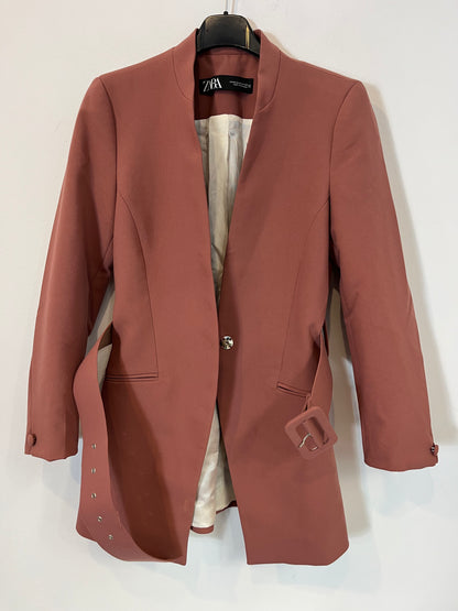ZARA. Blazer rosa oscuro con cinturón. T XS