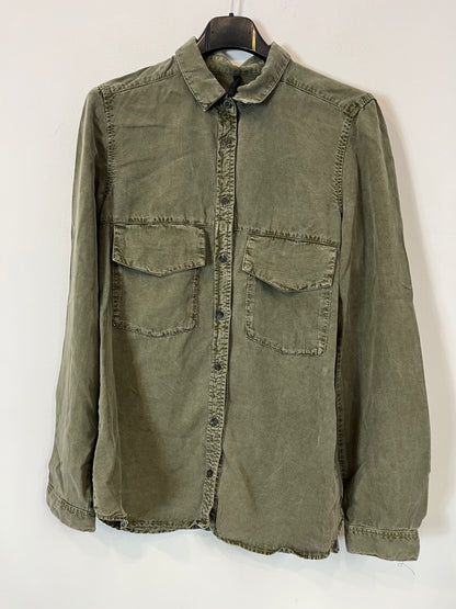 STRADIVARIUS. Camisa verde efecto desgastado. T S