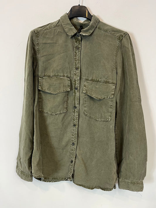 STRADIVARIUS. Camisa verde efecto desgastado. T S