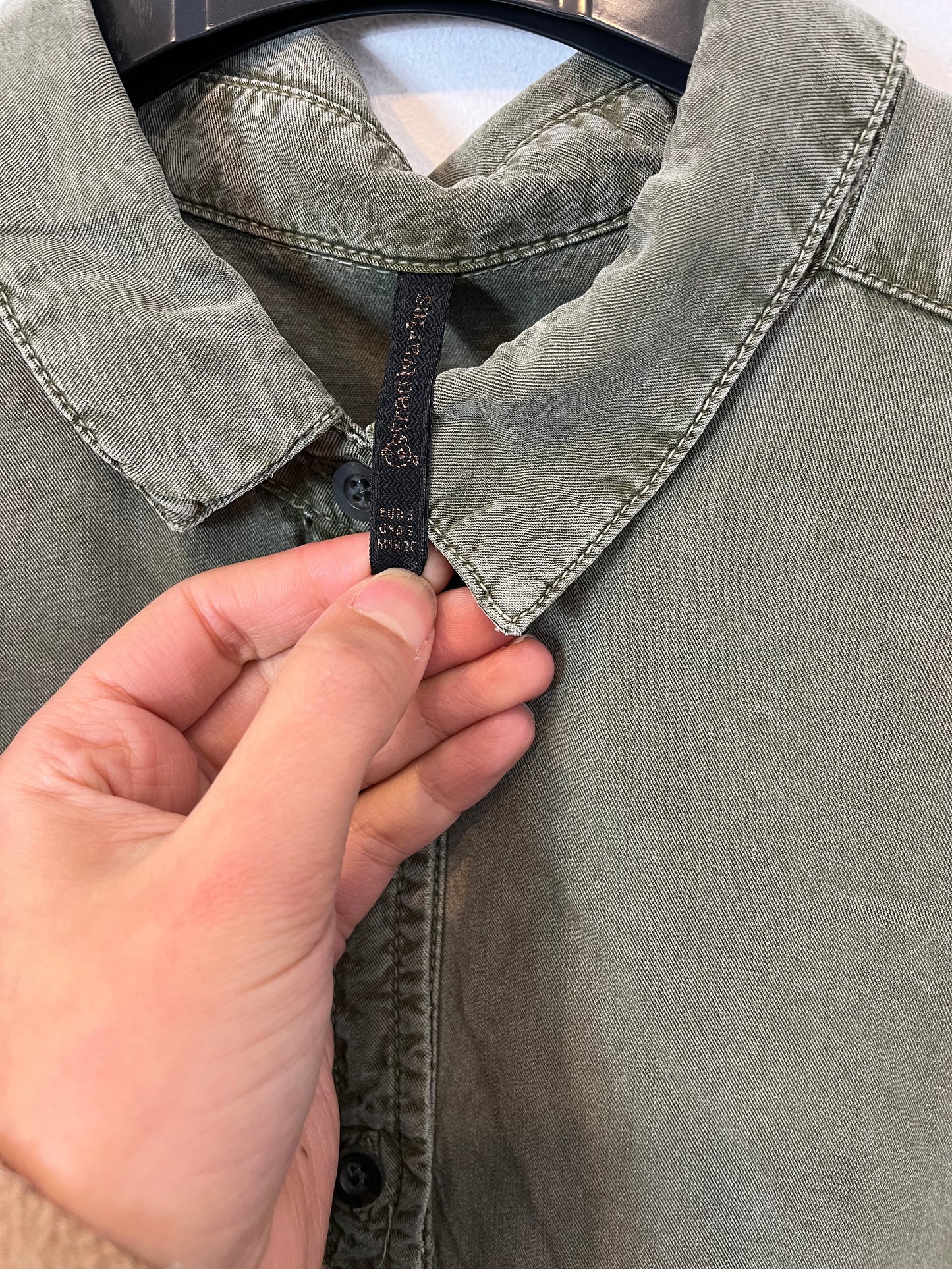 STRADIVARIUS. Camisa verde efecto desgastado. T S