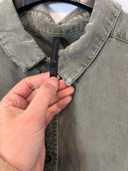 STRADIVARIUS. Camisa verde efecto desgastado. T S