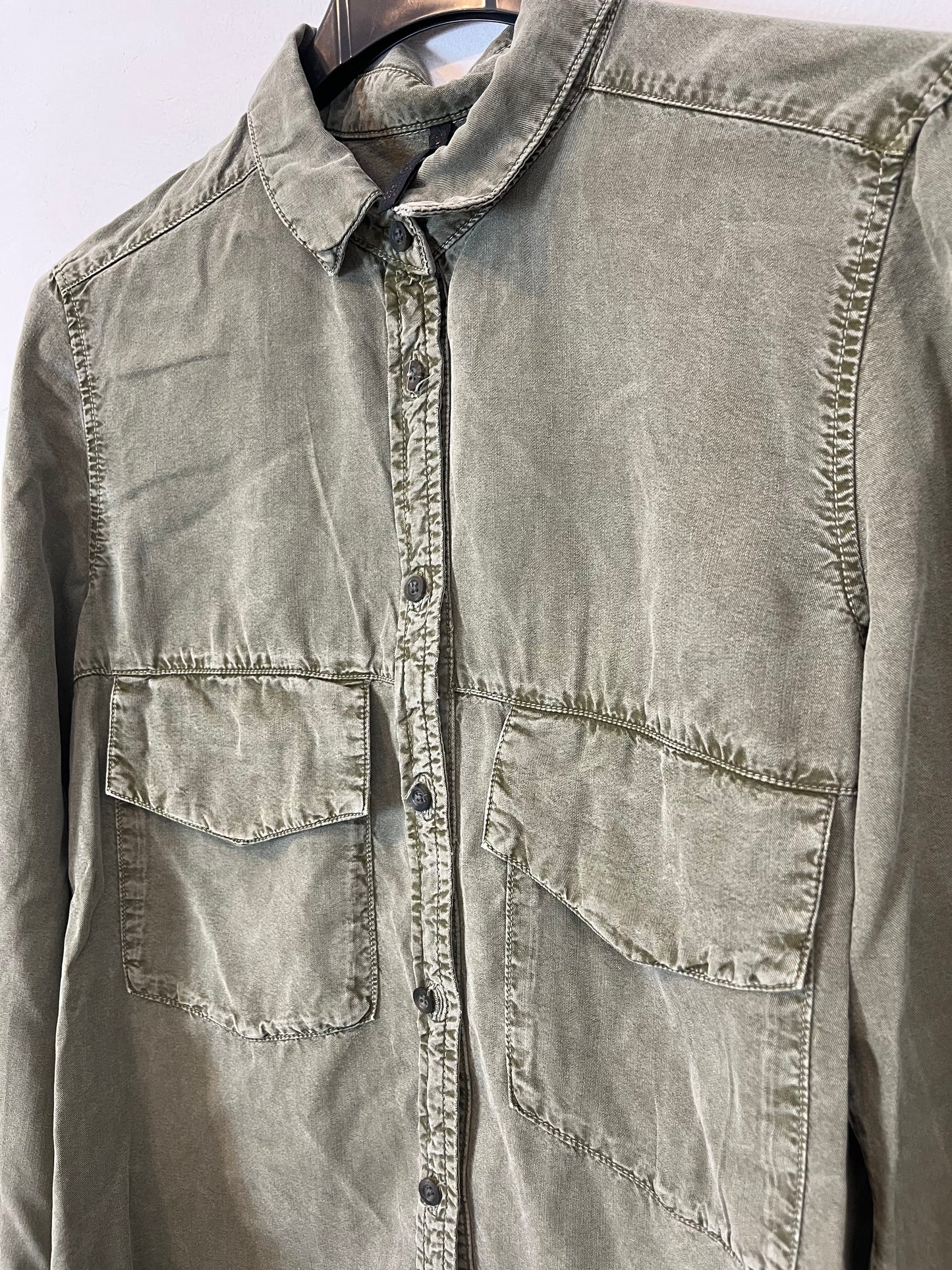 STRADIVARIUS. Camisa verde efecto desgastado. T S