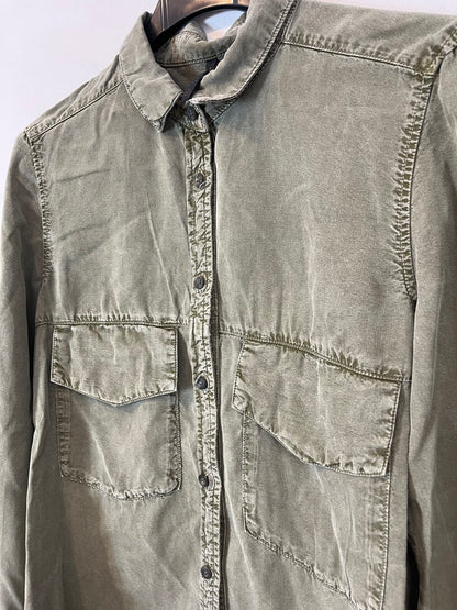 STRADIVARIUS. Camisa verde efecto desgastado. T S