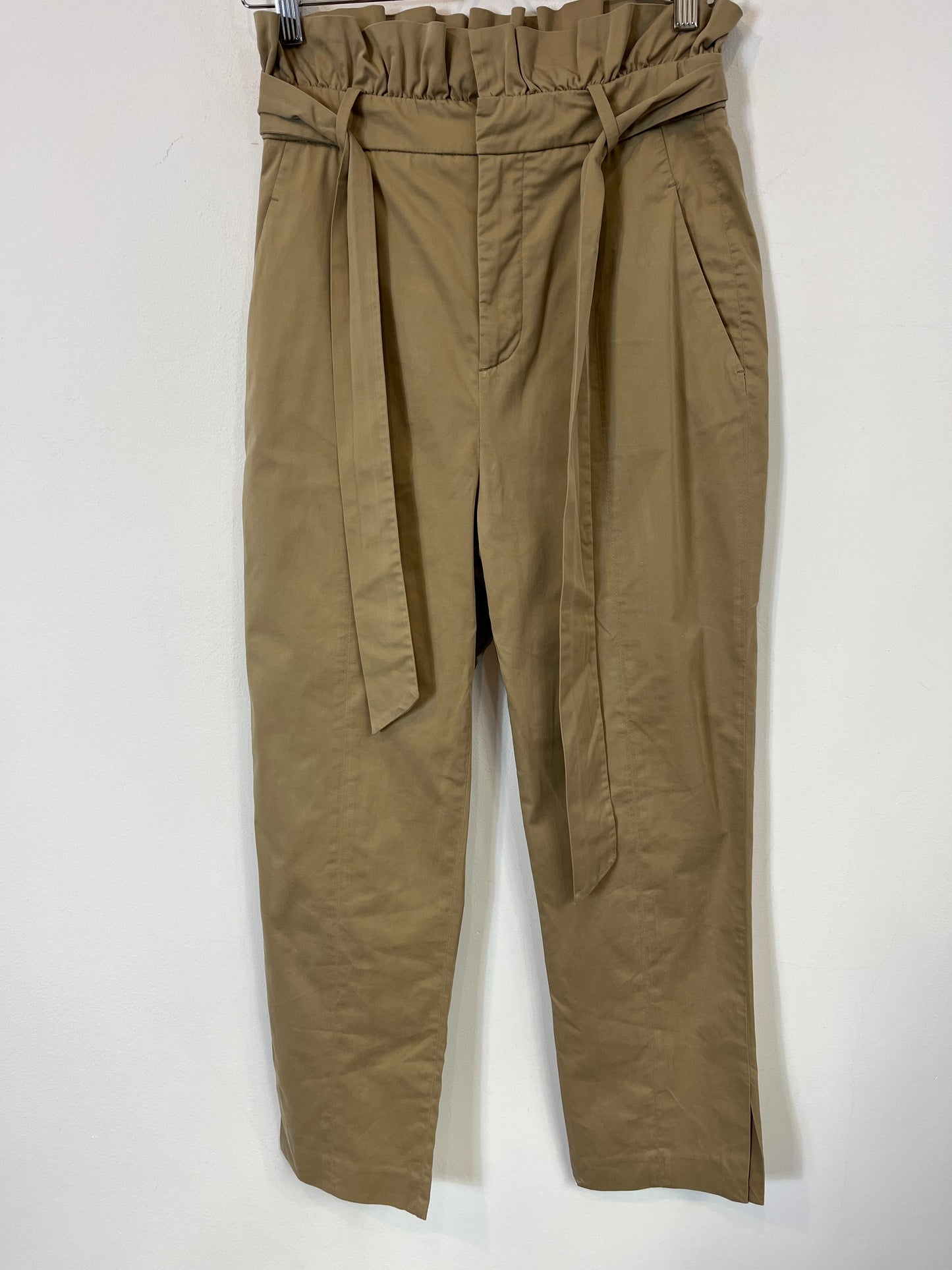ZARA. Pantalones beige detalle cintura. T XS