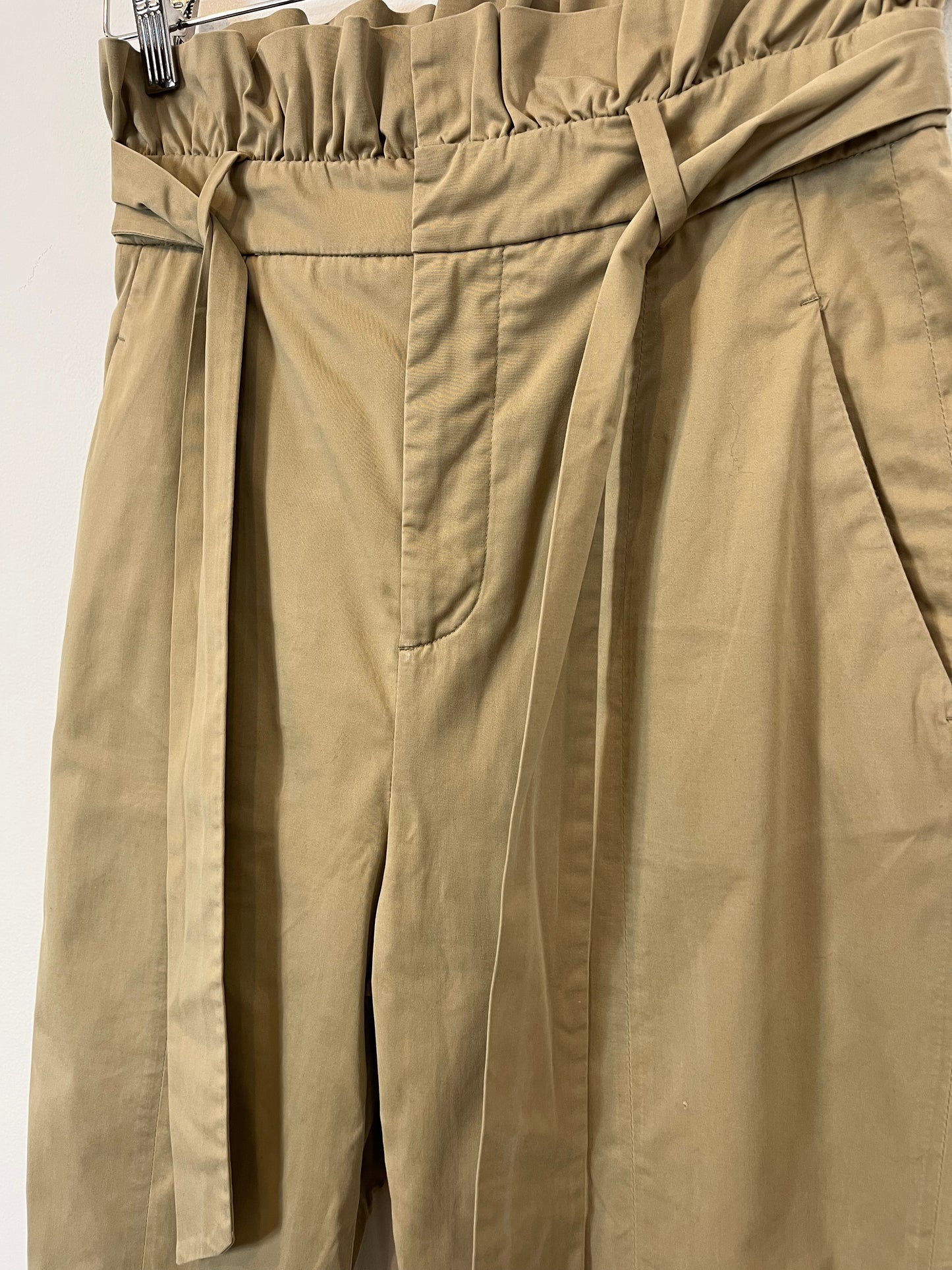 ZARA. Pantalones beige detalle cintura. T XS