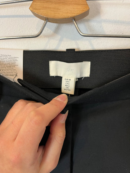 H&M. Pantalón negro pinzas. T 38