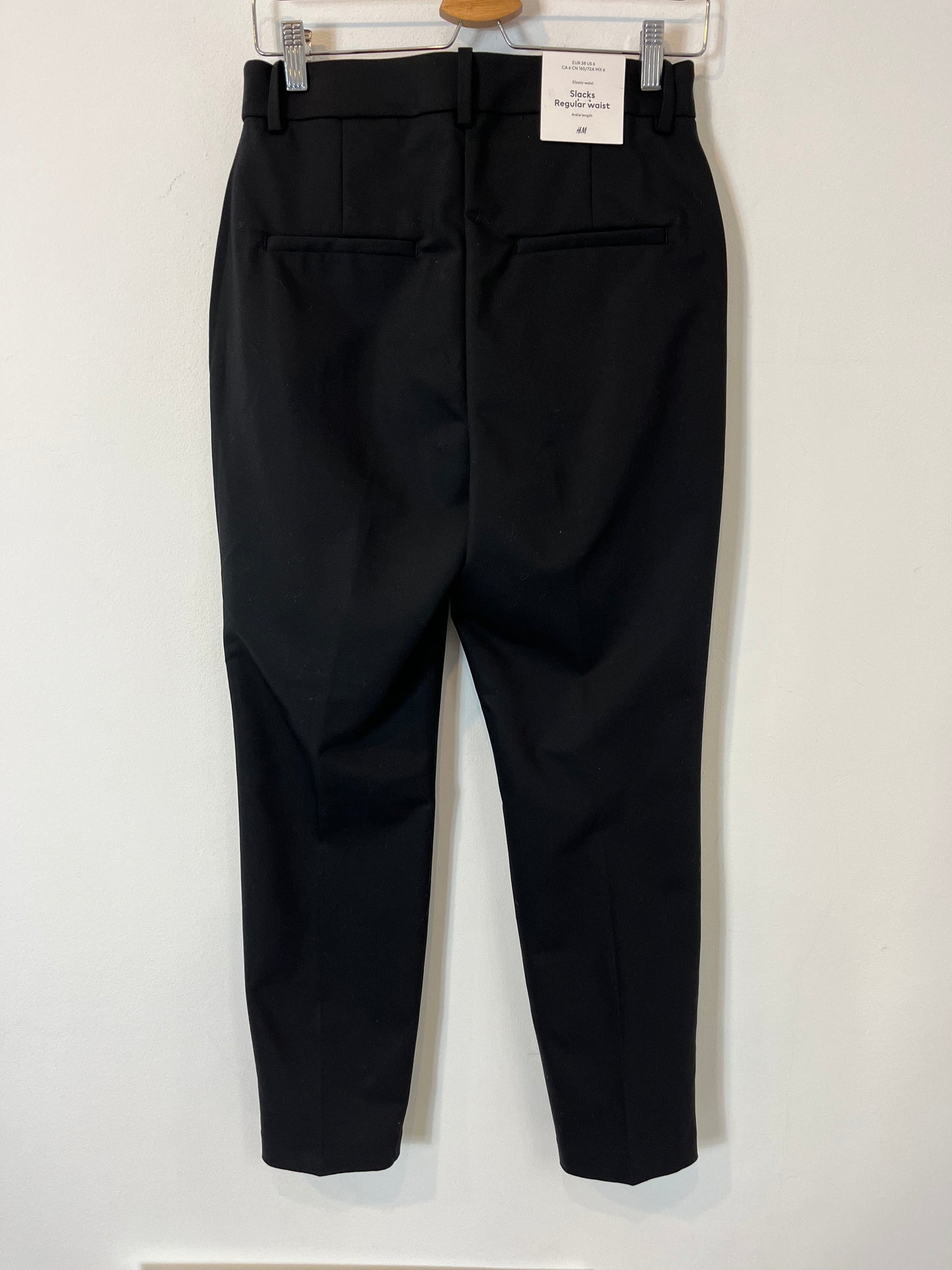 H&M. Pantalón negro pinzas. T 38
