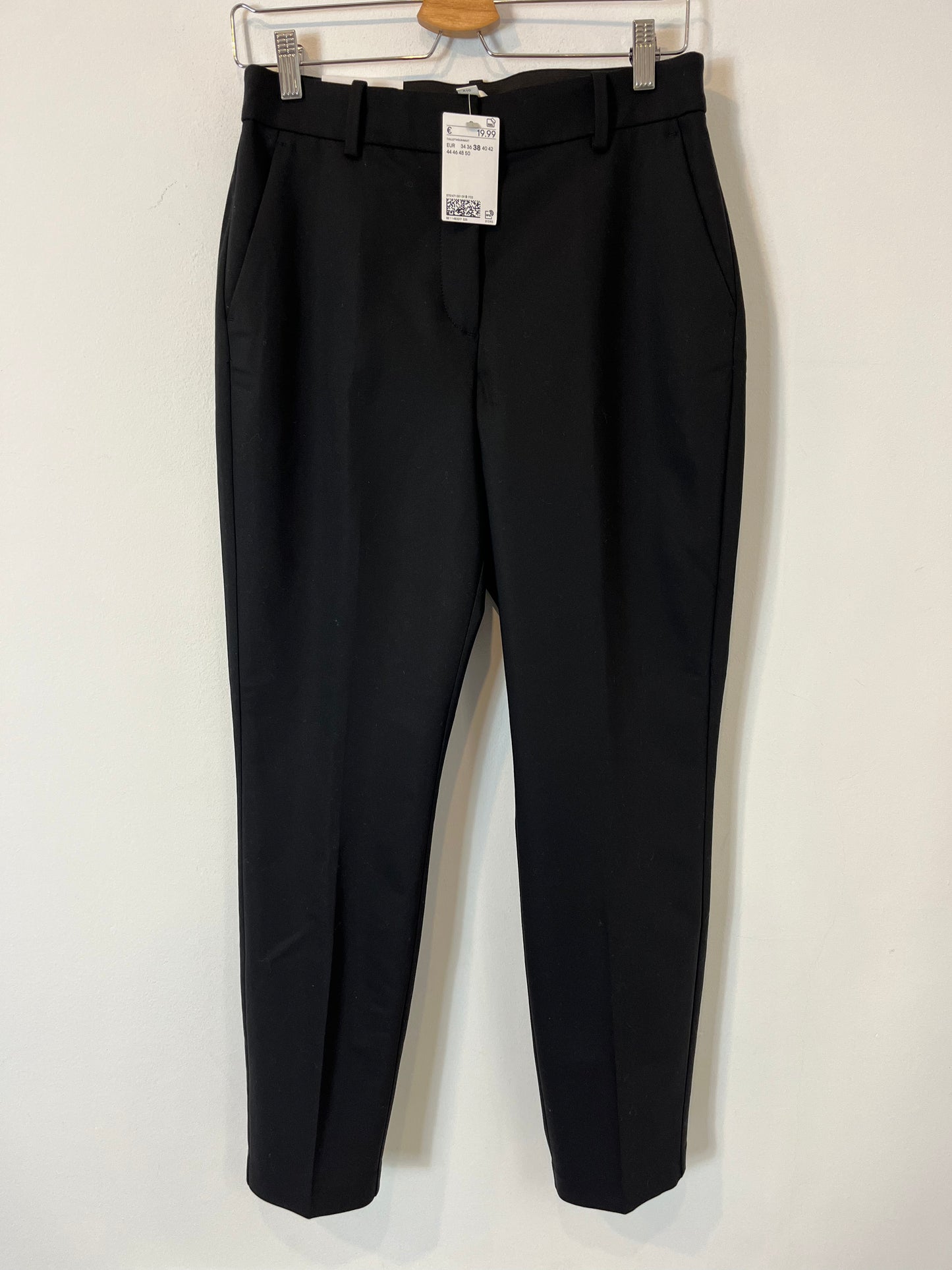 H&M. Pantalón negro pinzas. T 38