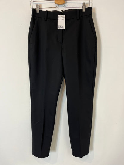 H&M. Pantalón negro pinzas. T 38