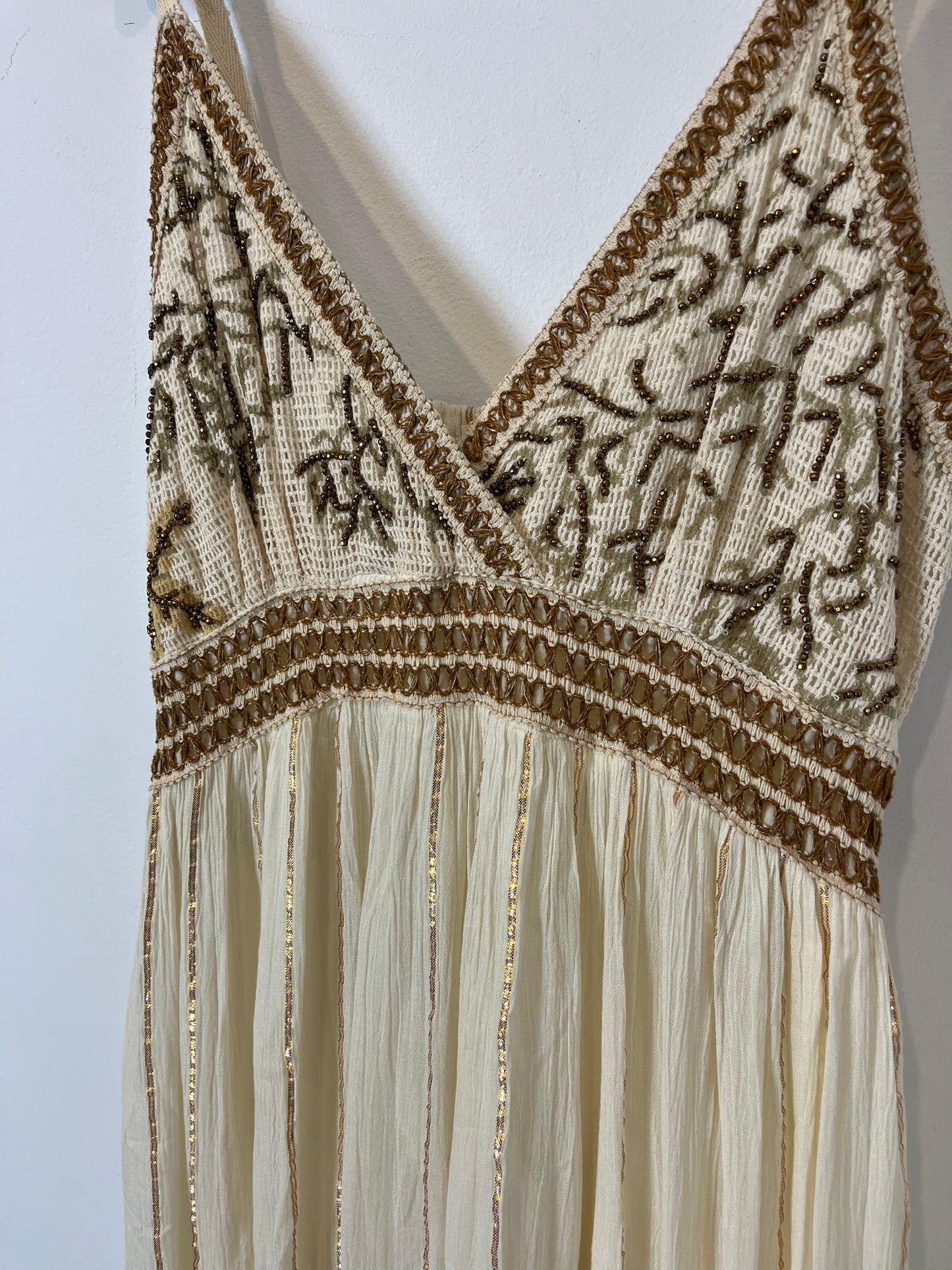 MADAM. Vestido largo beige detalles. T M