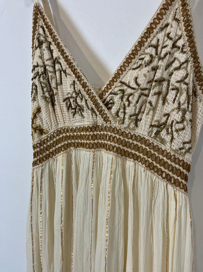 MADAM. Vestido largo beige detalles. T M