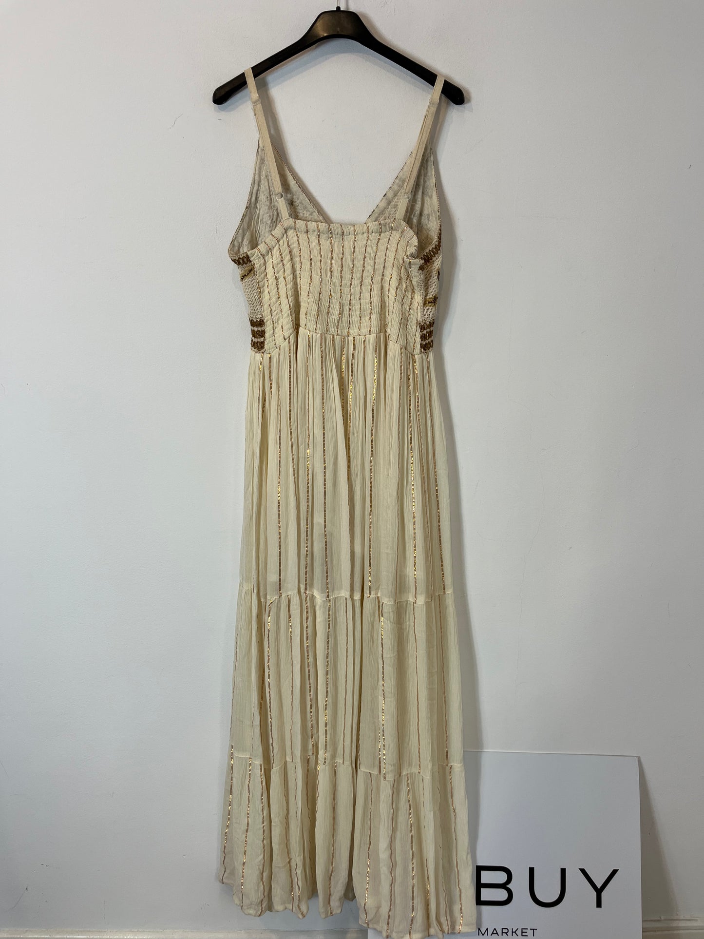 MADAM. Vestido largo beige detalles. T M