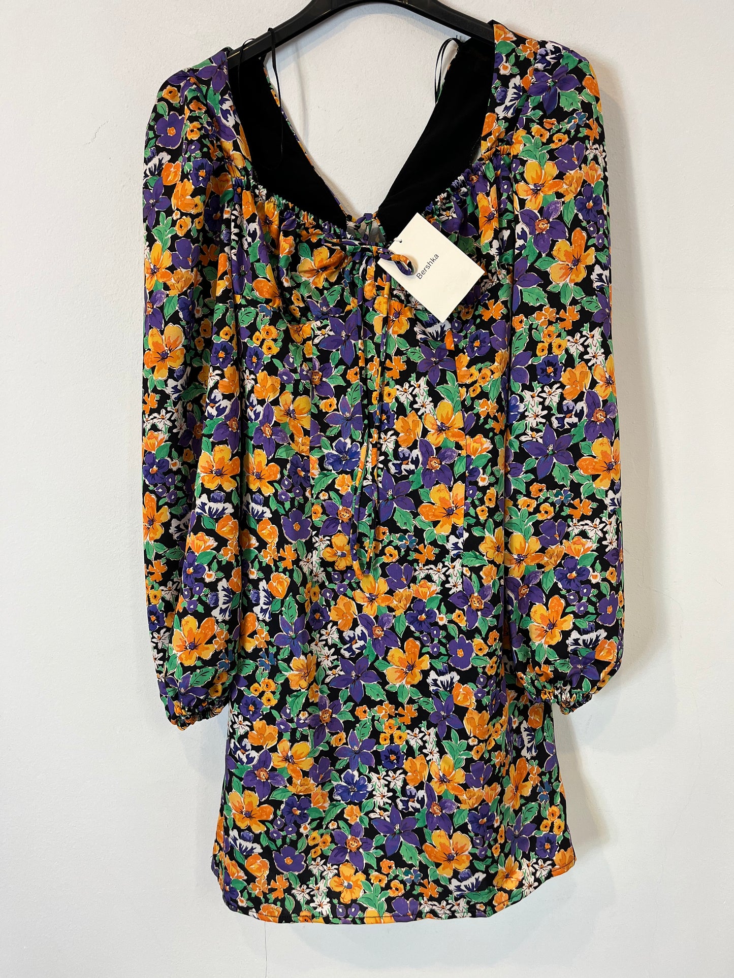 BERSHKA. Vestido corto flores detalle espalda. T M