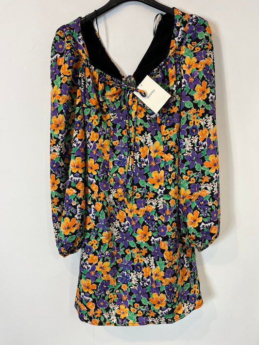 BERSHKA. Vestido corto flores detalle espalda. T M