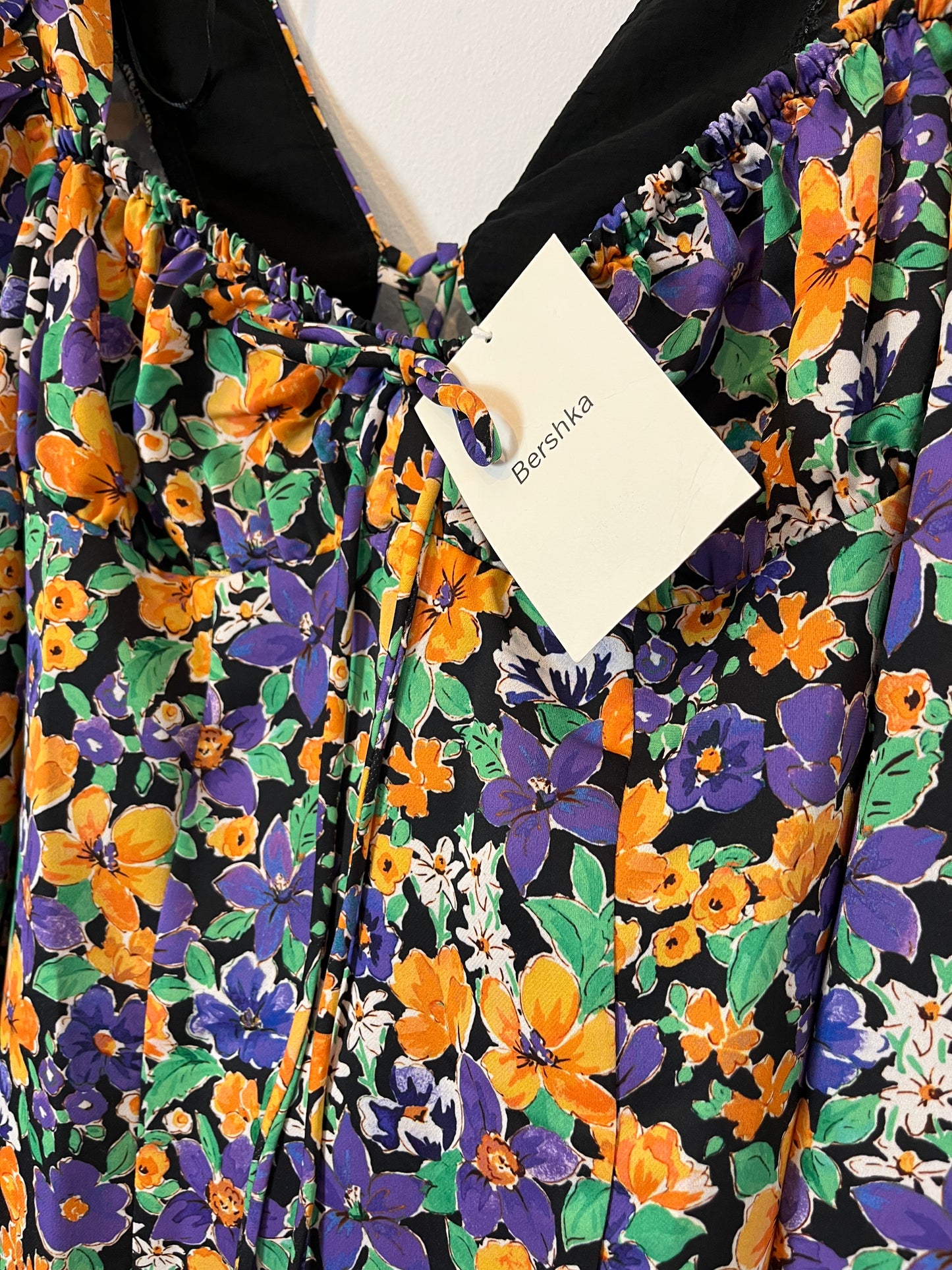 BERSHKA. Vestido corto flores detalle espalda. T M