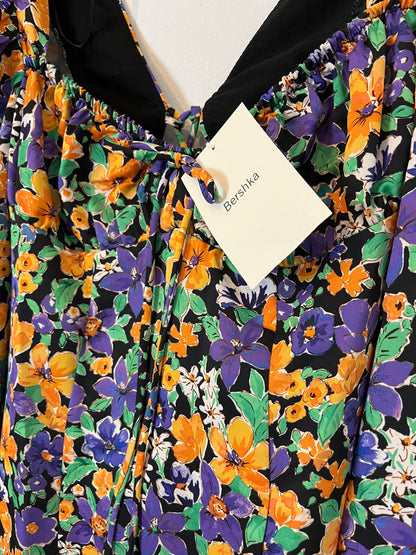 BERSHKA. Vestido corto flores detalle espalda. T M