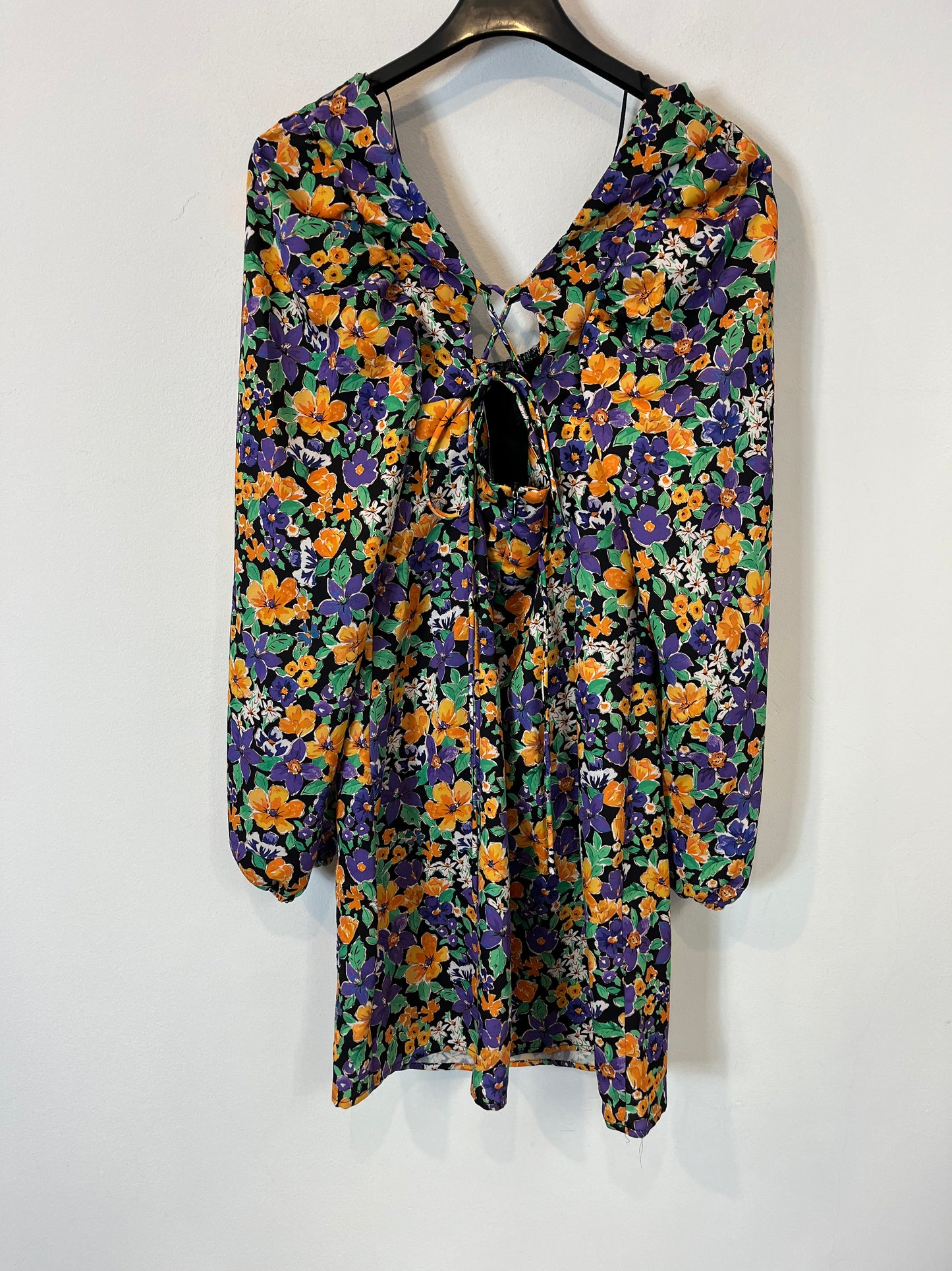 BERSHKA. Vestido corto flores detalle espalda. T M