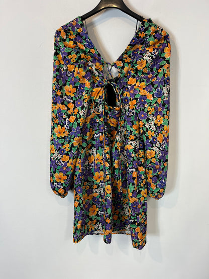 BERSHKA. Vestido corto flores detalle espalda. T M