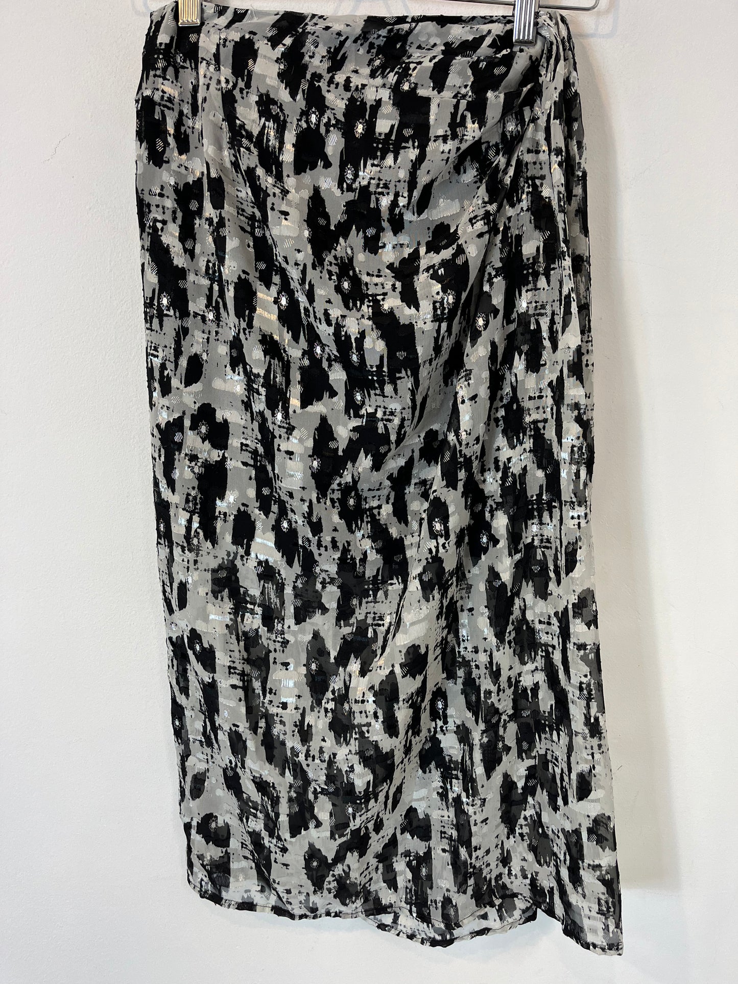 MANGO. Falda midi hilos plateados. T XS