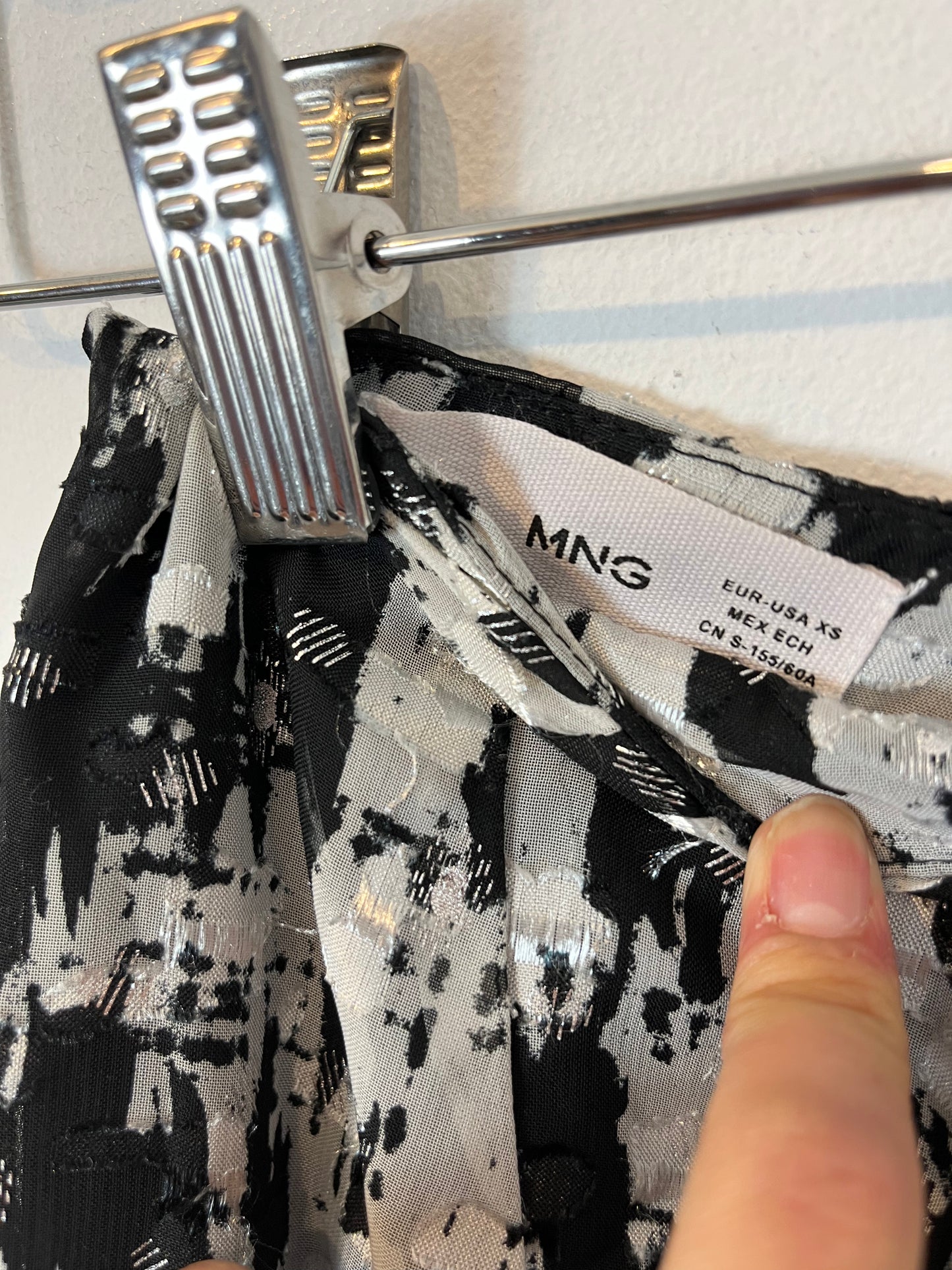 MANGO. Falda midi hilos plateados. T XS