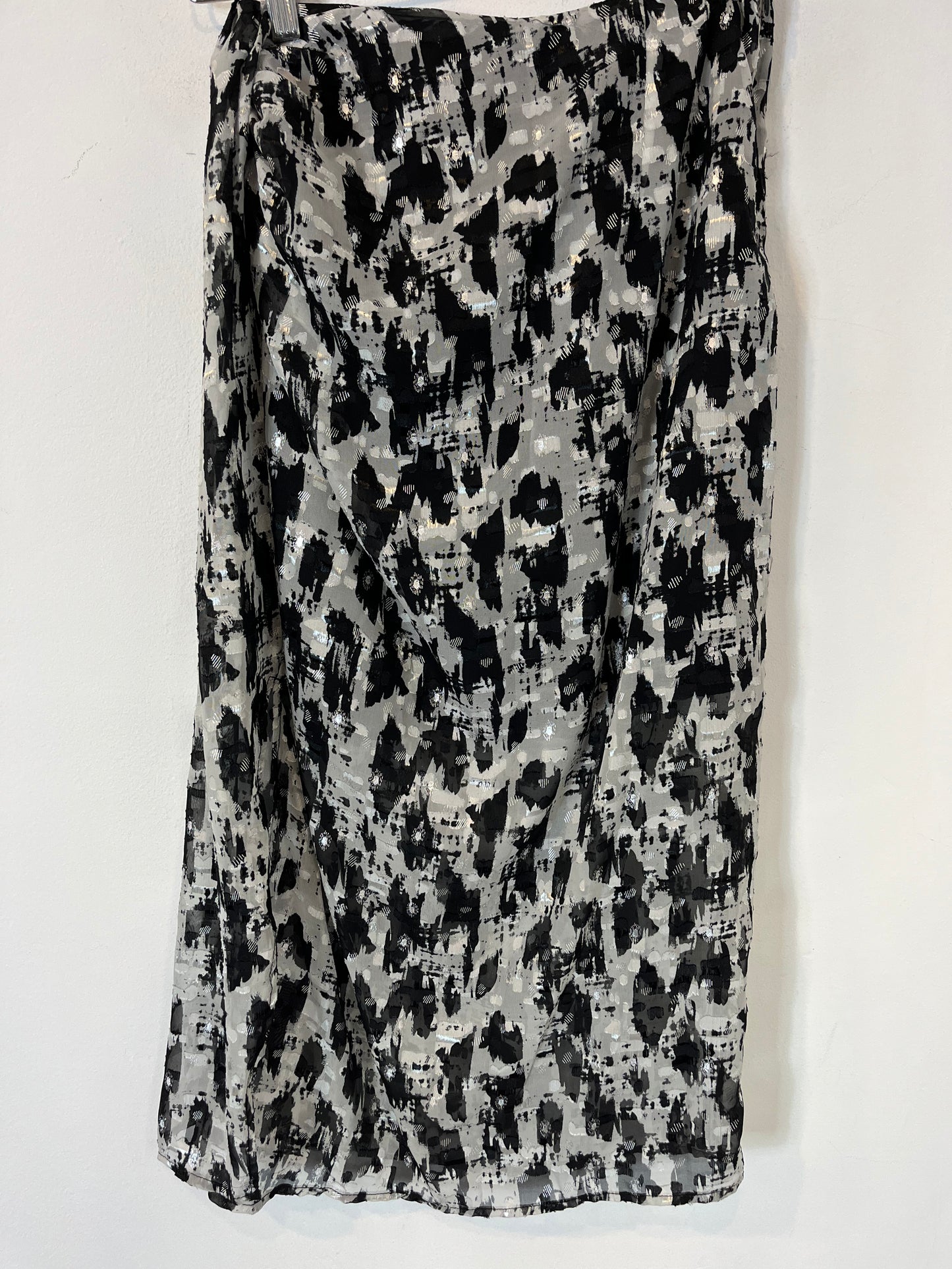 MANGO. Falda midi hilos plateados. T XS