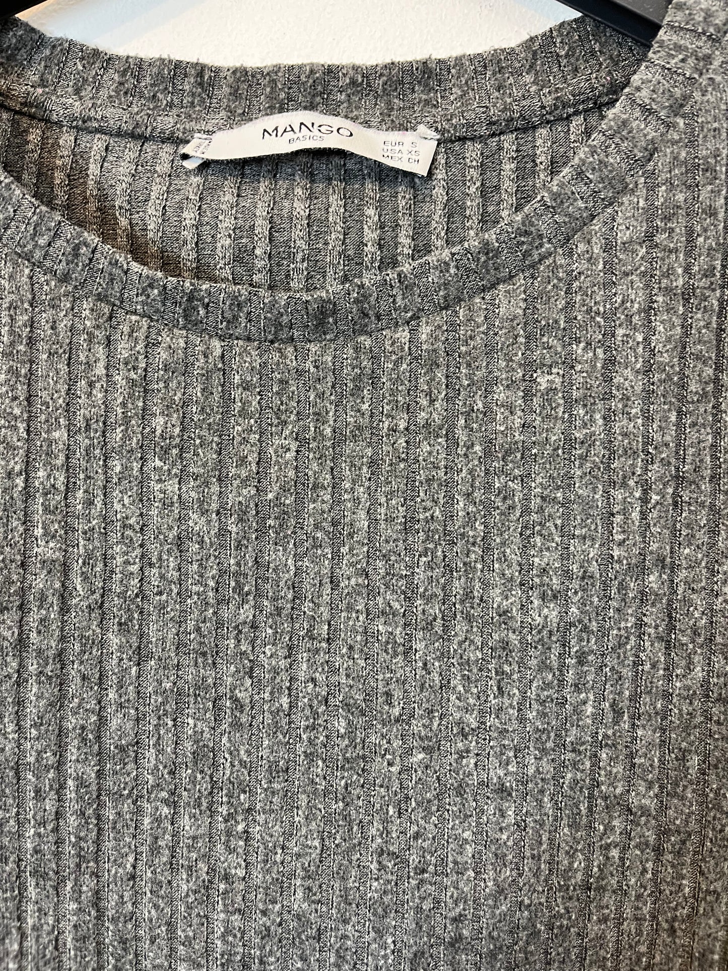 MANGO. Top gris canalé detalle puños. T S