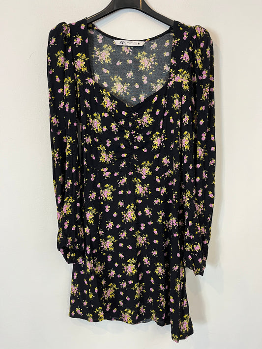 ZARA. Vestido corto negro flores. T S