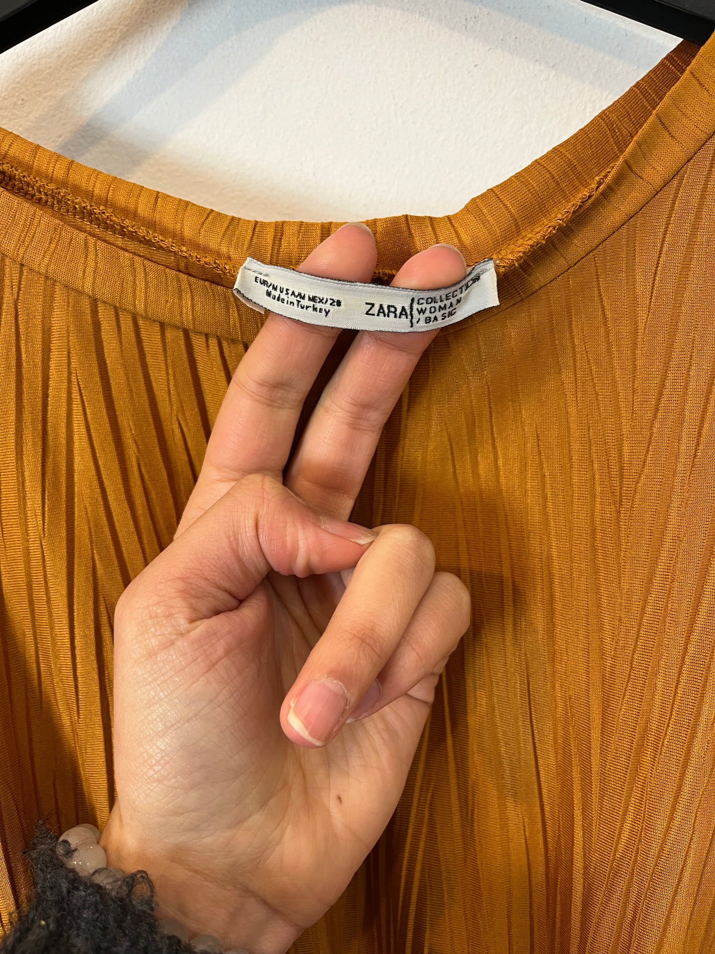 ZARA. Vestido largo mostaza textura. T M