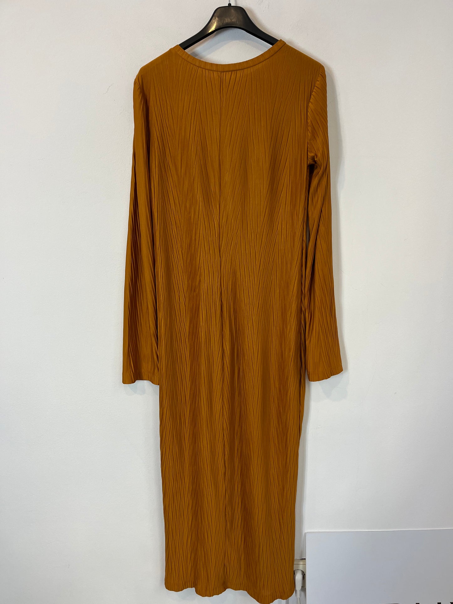 ZARA. Vestido largo mostaza textura. T M