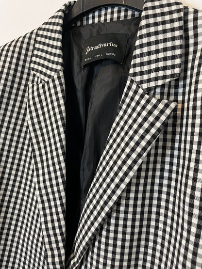 STRADIVARIUS. Blazer vichy blanco y negro. T L